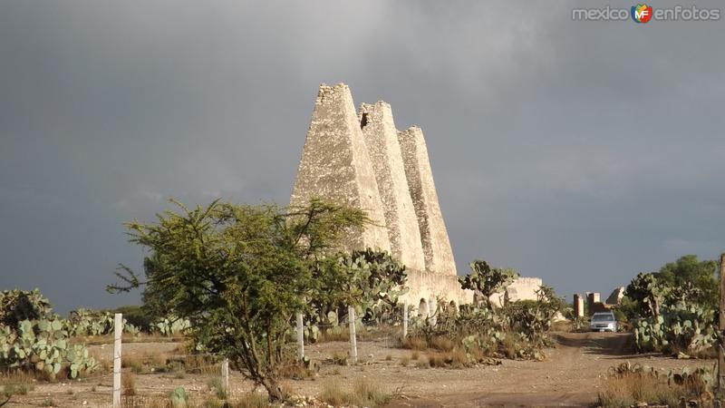 Fotos de Mineral De Pozos, Guanajuato: Ruinas de antigüos hornos. Mina Santa Brígida, Gto. Abril/2014