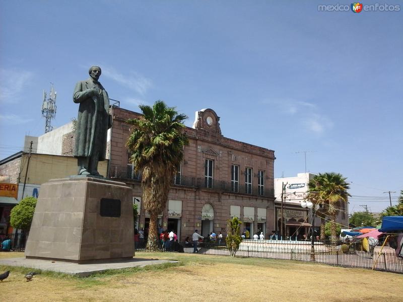 Fotos de San Luis Potosi, San Luis Potosi: Explanada Ponciano Arriaga, frente al mercado Hidalgo.