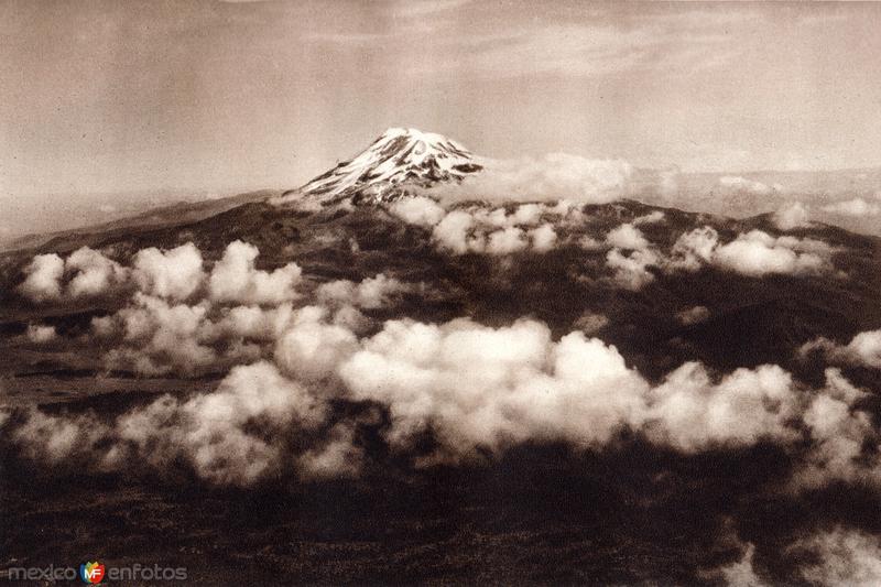 Fotos de Parque Nacional Iztaccíhuatl Popocatépetl, Puebla: Volcán Iztaccíhuatl, desde la cima del Popocatépetl (circa 1920)