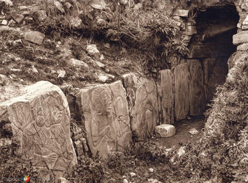 Fotos de Monte Albán, Oaxaca: Lápidas con bajorrelieves (circa 1920)