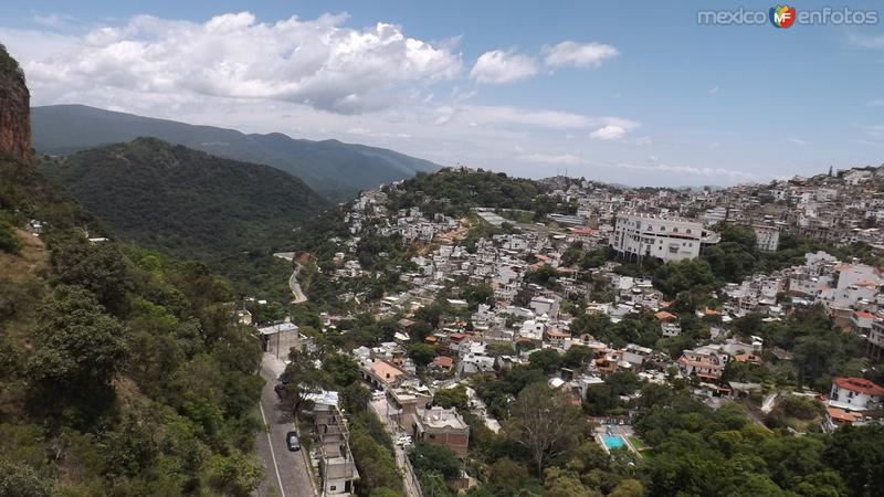 Fotos de Taxco, Guerrero: Panorámica de la ciudad desde el teleférico. Julio/2014