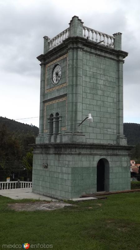 Fotos de Ixtlán De Juárez, Oaxaca: Torreón con reloj en el atrio de Ixtlán. Julio/2014