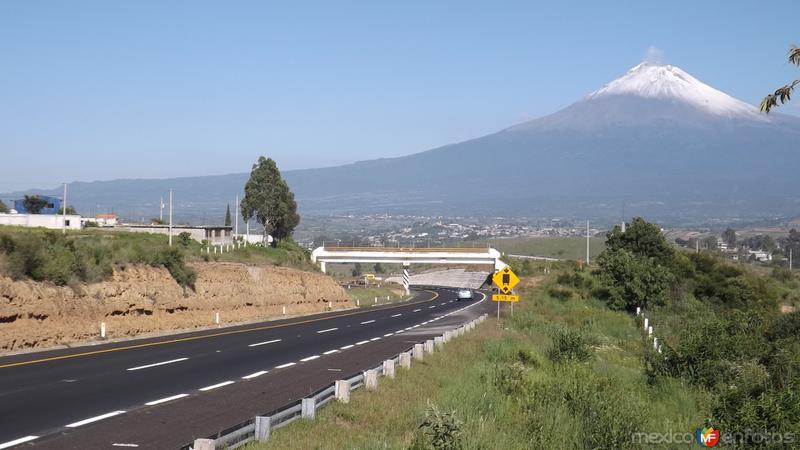 Fotos de San Pablo Ahuatempa, Puebla: Autopista Puebla-Atlixco y volcán Popocatépetl. Julio/2014