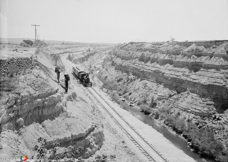 Fotos de Nochistongo, México: Canal de Nochistongo (por William Henry Jackson, c. 1888)