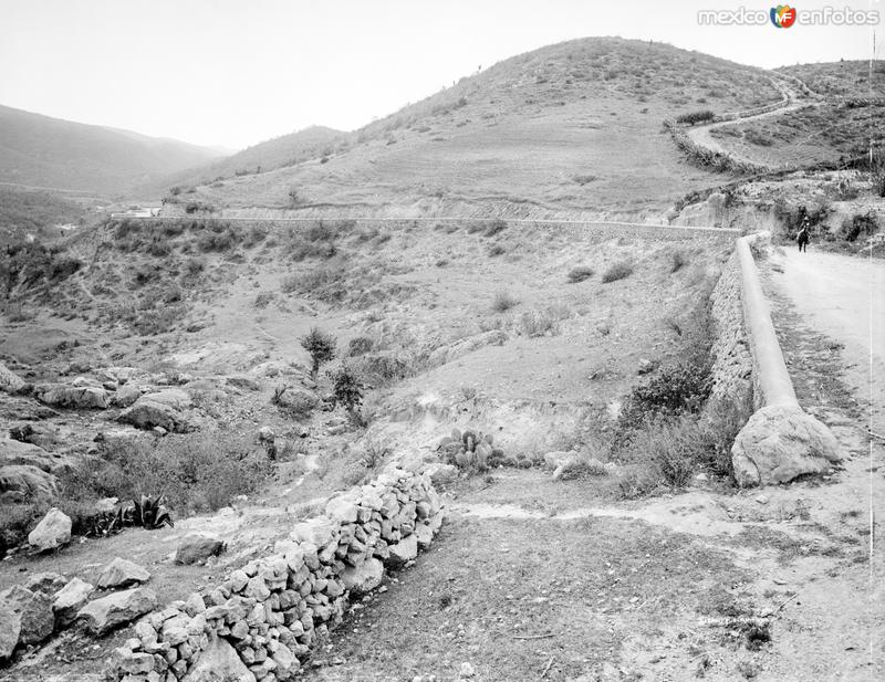 Fotos de Villar, Querétaro: Cruce de carreteras cerca de Villar (por William Henry Jackson, c. 1888)