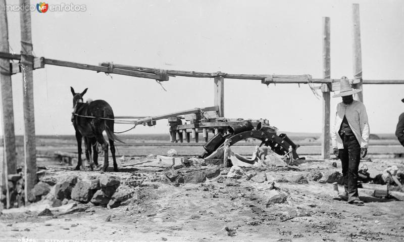 Fotos de Ahualulco, San Luis Potosí: Pozo hidráulico (por William Henry Jackson, c. 1888)