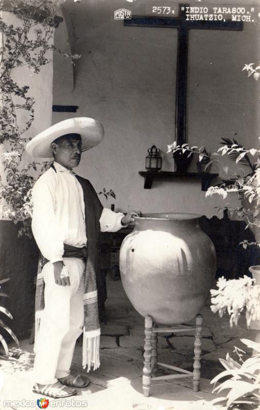 Fotos de Ihuatzio, Michoacán: Indio Tarasco con un jarrón de agua