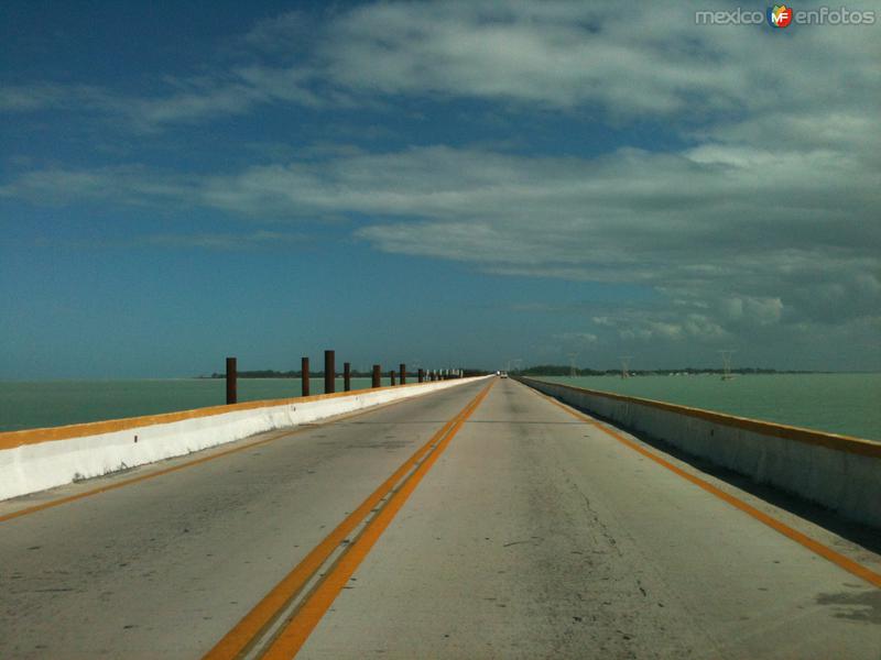 Fotos de Isla Aguada, Campeche: Puente de La Unidad y al fondo Isla Aguada. Diciembre/2014