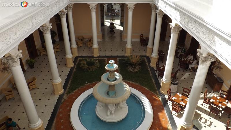 Fotos de Mérida, Yucatán: Fuente y jardín interior del Hotel Misión Mérida. Diciembre/2014