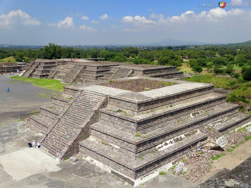 Fotos de Teotihuacán, México: Edificios en la Plaza de la Luna