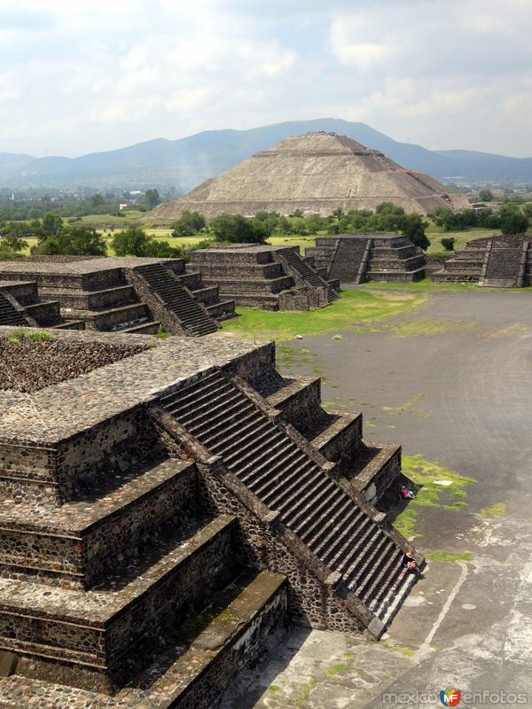 Fotos de Teotihuacán, México: Edificios en la Plaza de la Luna