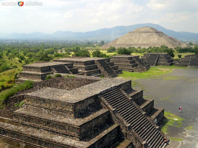 Fotos de Teotihuacán, México: Edificios en la Plaza de la Luna