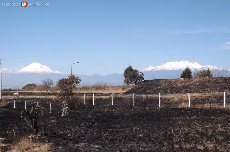 Fotos de San Andrés Cuamilpa, Tlaxcala: Los volcanes Popocatepetl e Iztacíhuatl desde Cuamilpa. Marzo/2016