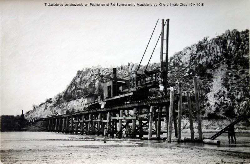 Fotos de Magdalena De Kino, Sonora: Trabajadores construyendo un Puente en el Rio Sonora entre Magdalena de Kino e Imuris