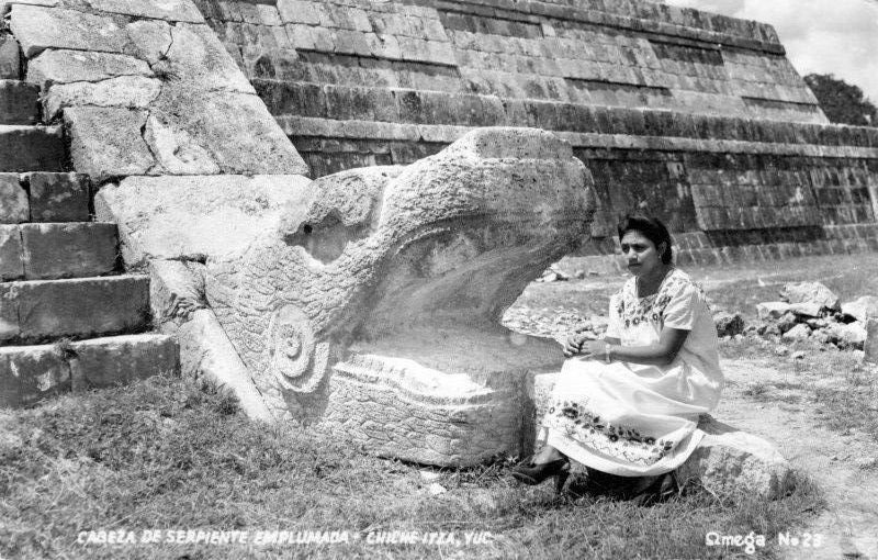 Fotos de Chichén Itzá, Yucatán: Cabeza de serpiente emplumada (Quetzalcóatl)