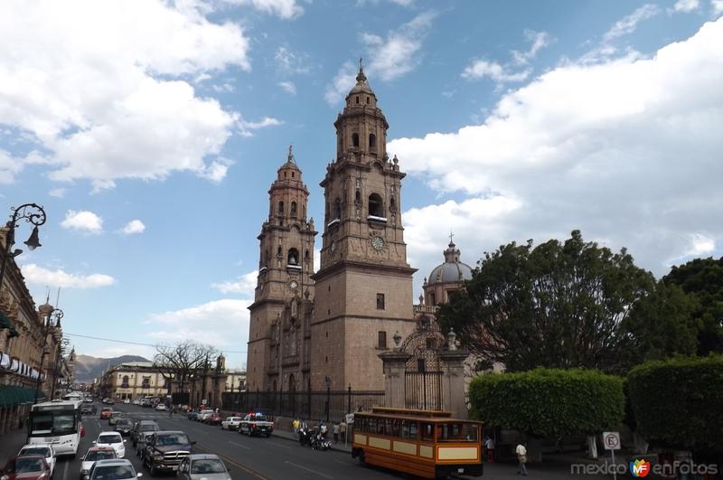 Fotos de Morelia, Michoacán: Catedral de Morelia y Av. Francisco I. Madero. Marzo/2016