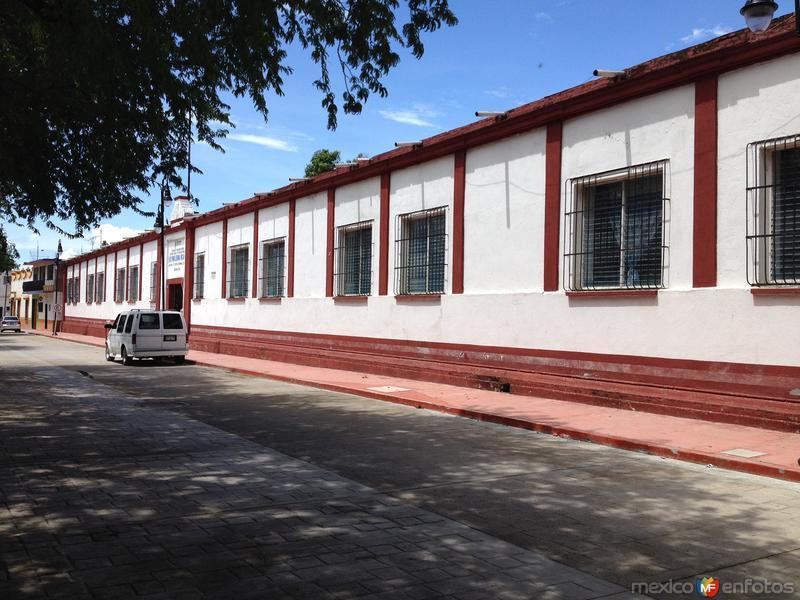 Fotos de Huitzuco De Los Figueroa, Guerrero: Arquitectura de la Esc. Primaria Federal Leona Vicario. Julio/2016