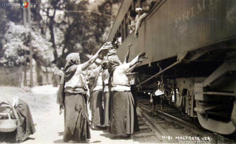 Fotos de Maltrata, Veracruz: Vendedoras en la Estacion Ferroviaria Por el fotografo Hugo Brehme.