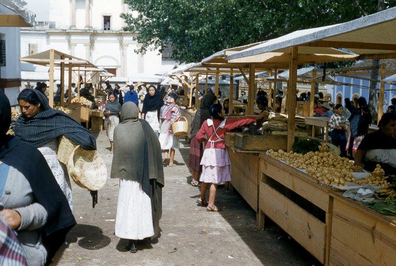 Fotos de San Cristóbal De Las Casas, Chiapas: Mercado en San Cristóbal de las Casas y Antiguo Convento al fondo (1954)