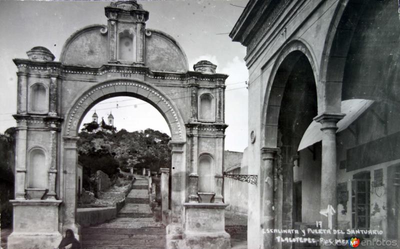 Fotos de Tlacotepec, Puebla: Escalinata y puerta de el Santuario.