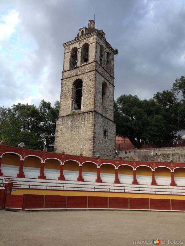 Fotos de Tlaxcala, Tlaxcala: Plaza de Toros Jorge El Ranchero Aguilar y Torre Campanario del ex-convento del siglo XVI. Julio/2017