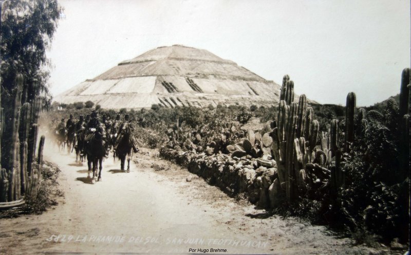 Fotos de Teotihuacán, México: La piramide del sol con los Federales pasando Por el fotografo Hugo Brehme.