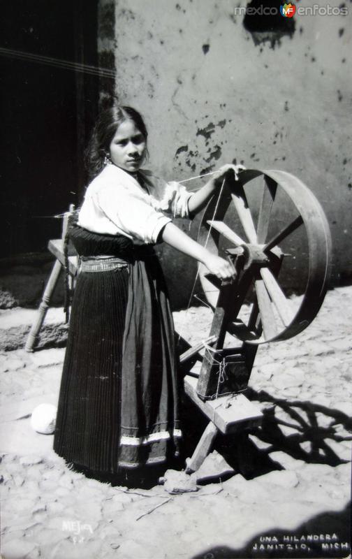 Fotos de Janitzio, Michoacán: Tipos Mexicanos Una hiladora .