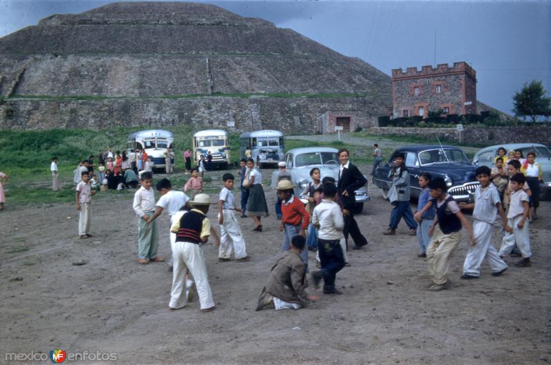 Fotos de Teotihuacán, México: Niños frente a la Pirámide del Sol (circa 1953)