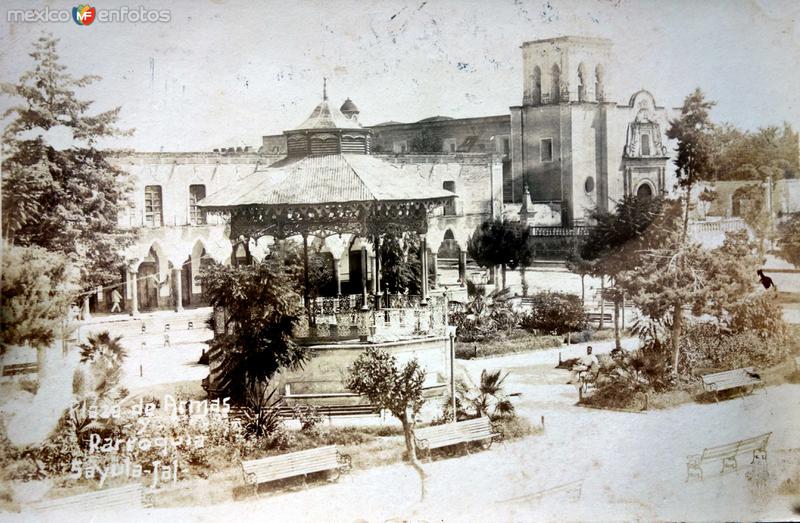 Fotos de Sayula, Jalisco: En la Plaza de armas y parroquia ( Circulada el 5 de Julio de 1927 ).