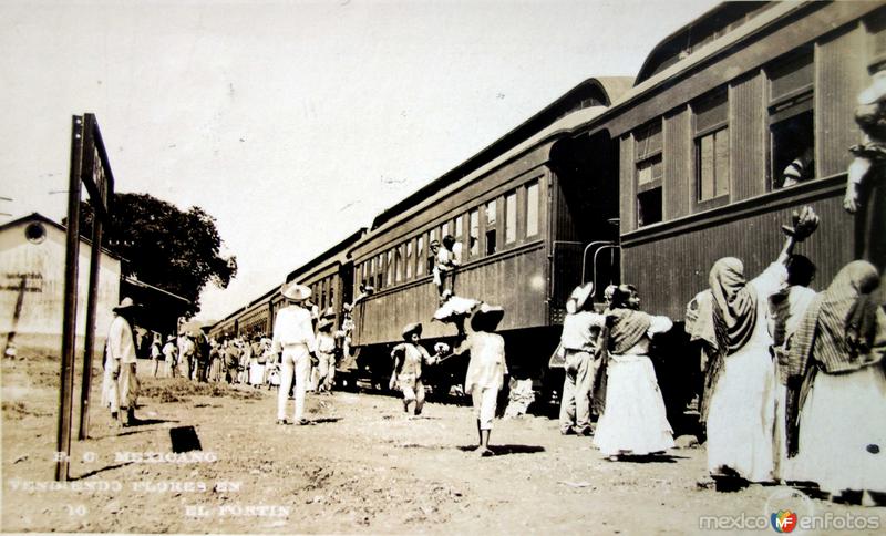 Fotos de Fortín De Las Flores, Veracruz: Tipos Mexicanos Vendedores de flores en la estacion del Ferrocarril Central Mexicano.