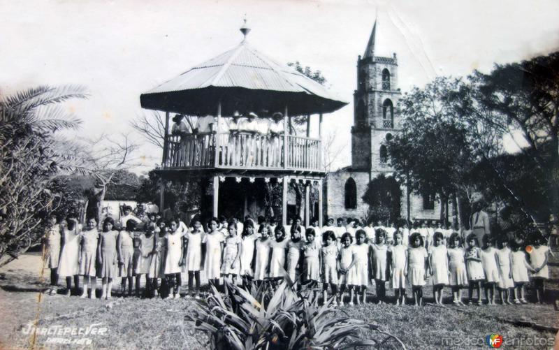 Fotos de Jicaltepec, Veracruz: La Plaza e Iglesia ( Circulada el 29 de Abril de 1936 ).