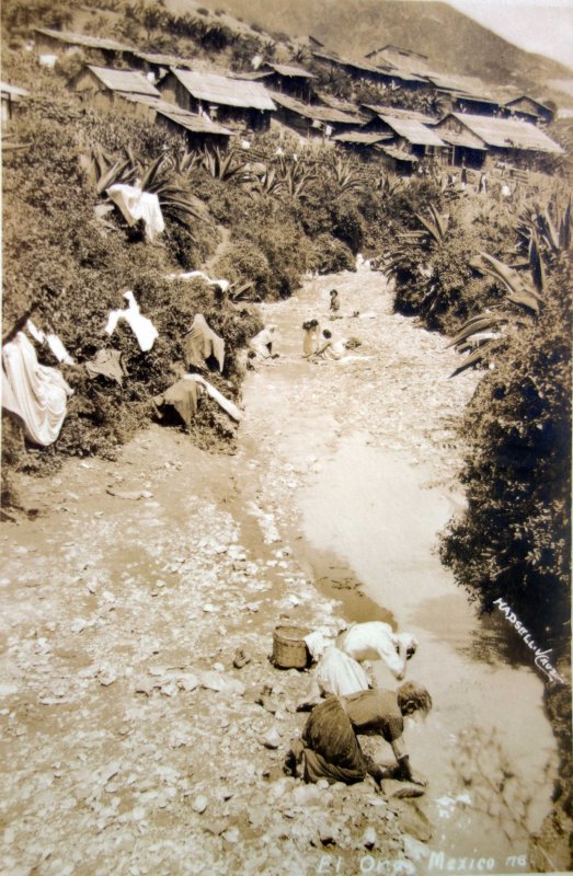 Fotos de El Oro, México: Tipos Mexicanos lavanderas por el fotografo Walter E. Hadsell.