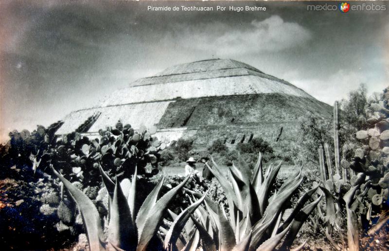 Fotos de Teotihuacán, México: Piramide de Teotihuacan Por el fotografo Hugo Brehme.