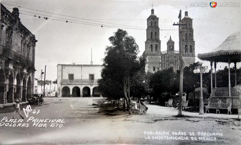 Fotos de Dolores Hidalgo, Guanajuato: Plaza principa ( Circulada el 14 de Septiembre de 1943 )l.