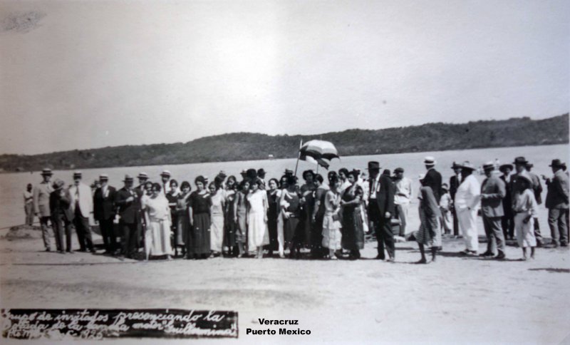 Fotos de Tlacotalpan, Veracruz: Grupo de invitados a presenciar la lancha de motor Guillermina 1926 Puerto Mexico.