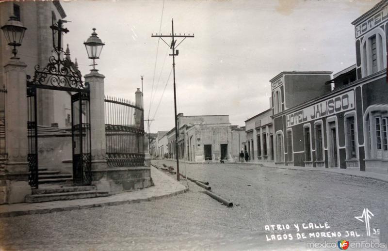 Fotos de Lagos De Moreno, Jalisco: Calle y Atrio.