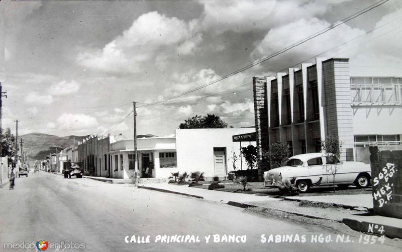 Fotos de Sabinas Hidalgo, Nuevo León: Calle principal y banco.