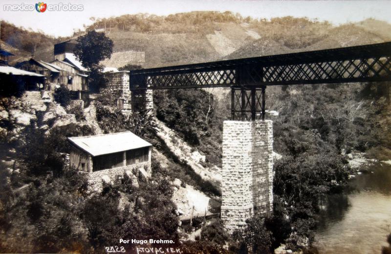 Fotos de Atoyac, Veracruz: Panorama y puente Por el fotografo Hugo Brehme.