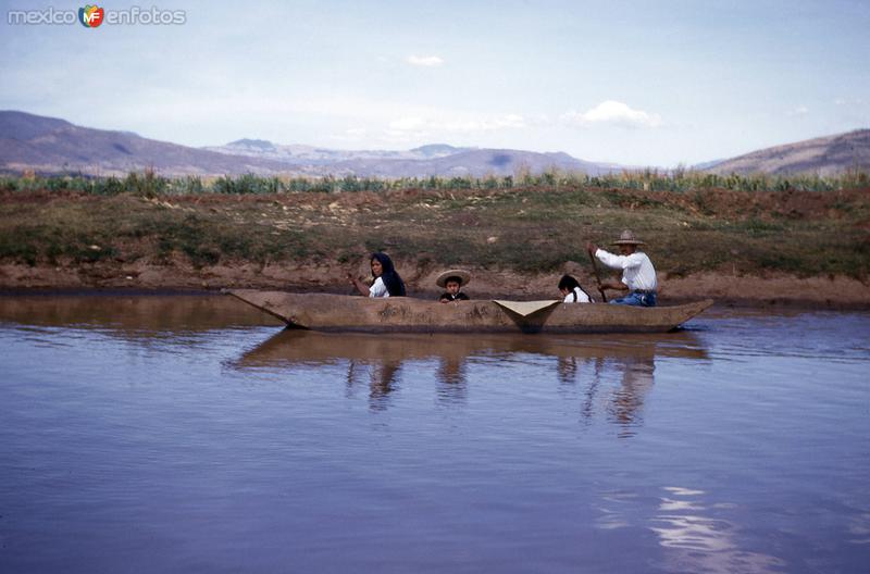 Fotos de Janitzio, Michoacán: Familia remera en el Lago de Pátzcuaro (1954)