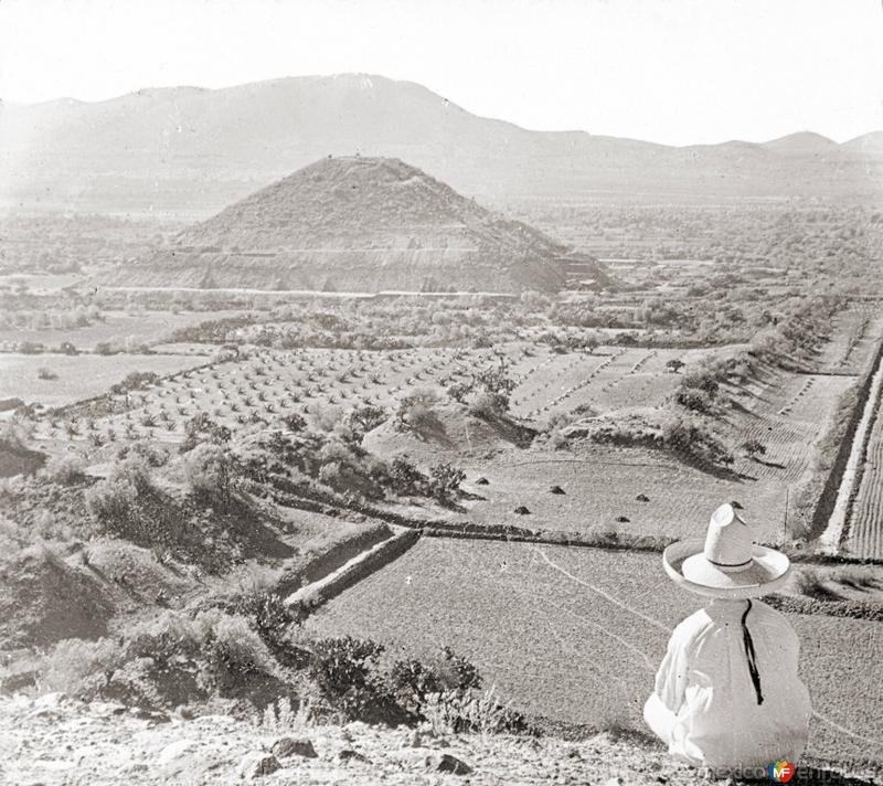 Fotos de Teotihuacán, México: Pirámide del Sol, desde la Pirámide de la Luna