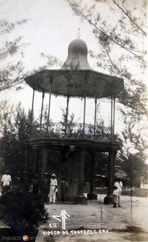 Fotos de Tuxtepec, Oaxaca: Kiosko. ( Fechada el 11 de Julio de 1937 ).