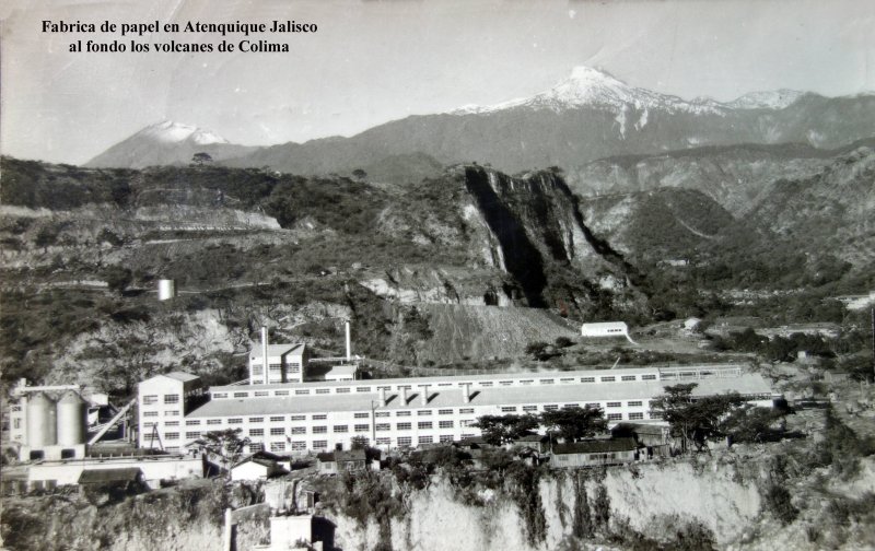 Fotos de Atenquique, Jalisco: Fabrica de papel en Atenquique Jalisco al fondo los volcanes de Colima ( Circulada el 8 de Agosto de 1947 ).