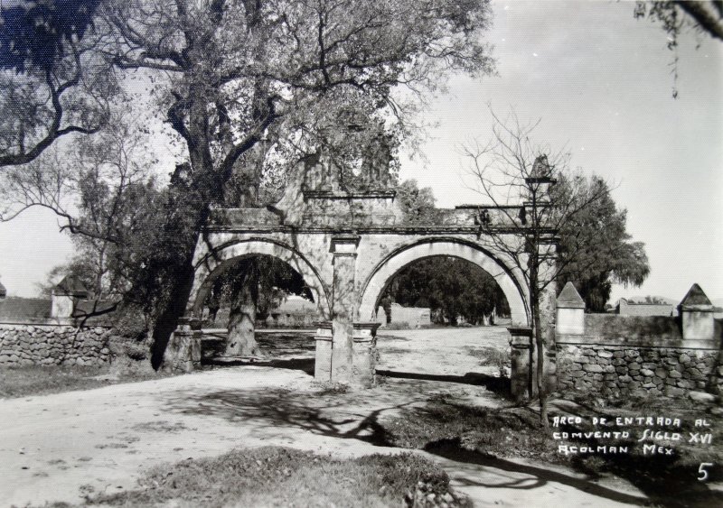 Fotos de Acolman, México: Arco de entrada  ( Circulada el 24 de Junio de 1952 ).