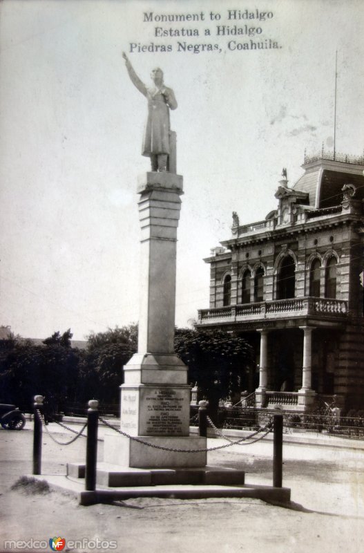 Fotos de Piedras Negras, Coahuila: Monumento a Hidalgo ( Circulada el 2 de Marzo de 1926 ).