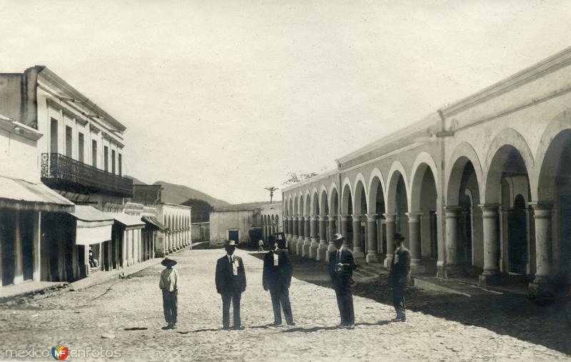 Fotos de Alamos, Sonora: Hombres posando junto a los portales (1908)