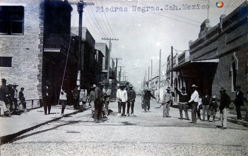 Fotos de Piedras Negras, Coahuila: Trabajadores reparando la calle.