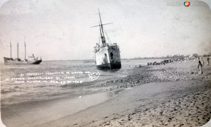 Fotos de Puerto Vallarta, Jalisco: Barco el Progreso Transporte de carga nacional al querer desencallarlo el barbo el Sonora ( Circulada el 27 de Febrero de 1935).