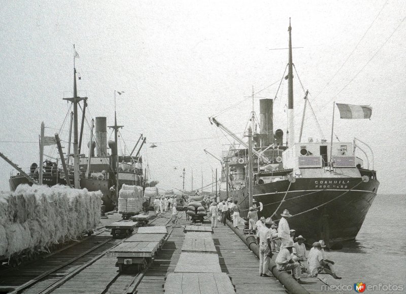 Fotos de Progreso, Yucatán: Cargando los barcos con Henequen ( Fechada en 1925 ).