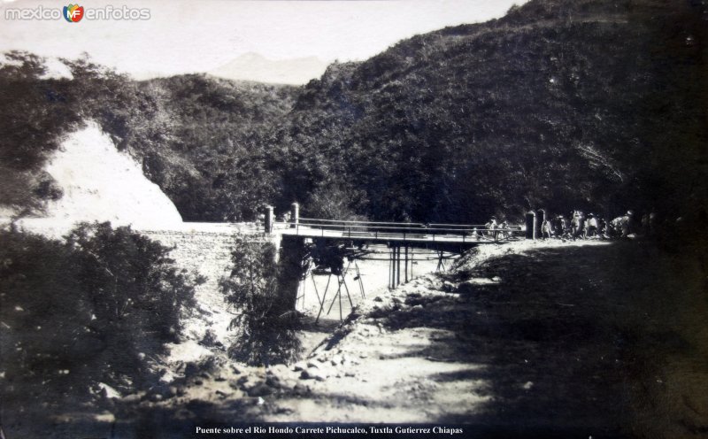 Fotos de Pichucalco, Chiapas: Puente sobre el Rio Hondo Carrete Pichucalco, Tuxtla Gutierrez Chiapas ( Circulada el 9 de Agosto de 1927 ).