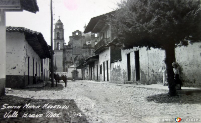 Fotos de Valle De Bravo, México: Calle e Iglesia de Santa Maria Ahuatlan.